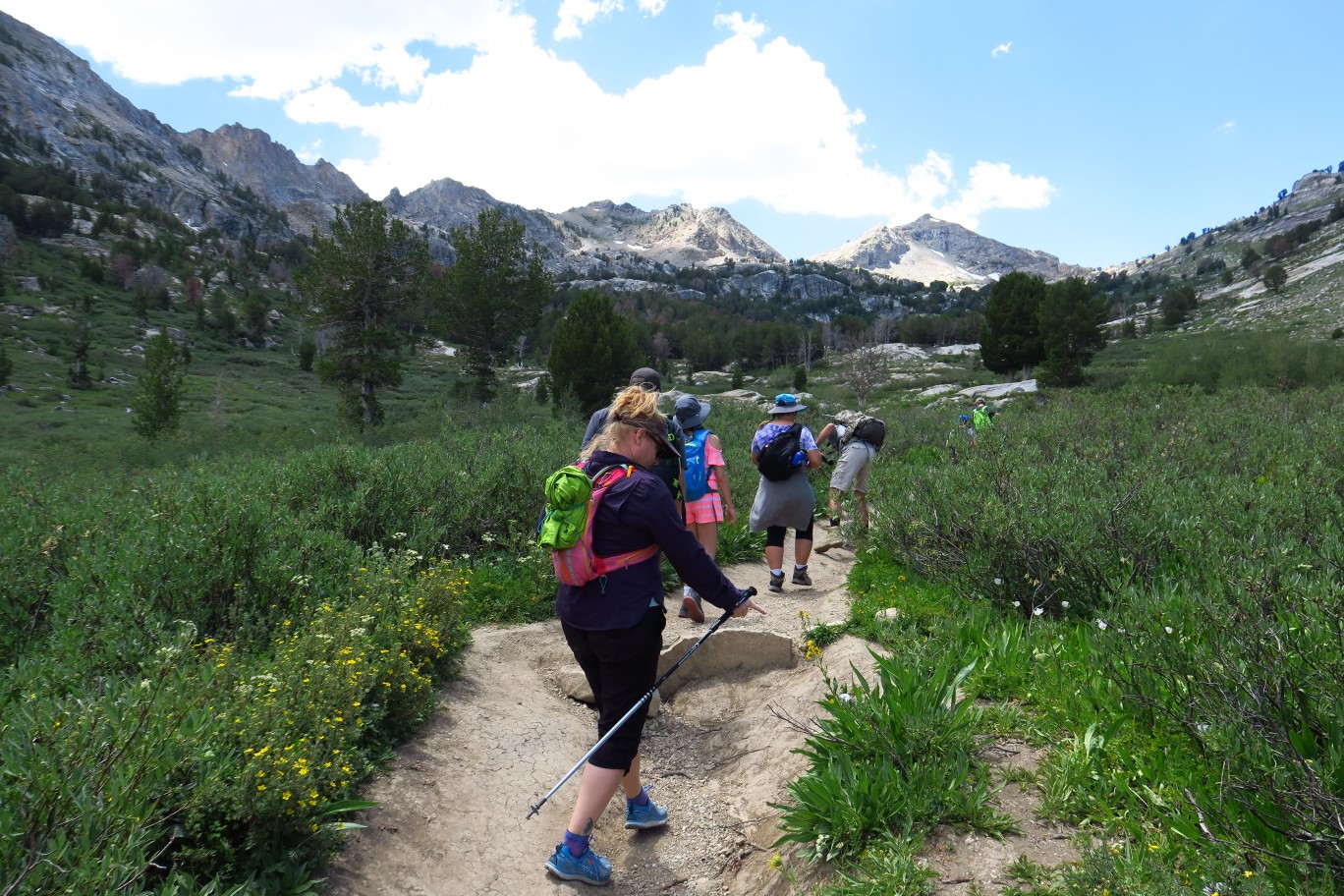 06-group_starting_the_hike