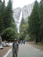 36-Chris_and_Yosemite_Falls_from_lower_Yosemite_Falls_trail