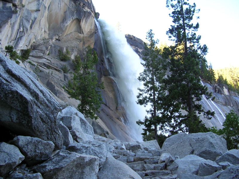 10-Nevada_Fall_along_trail