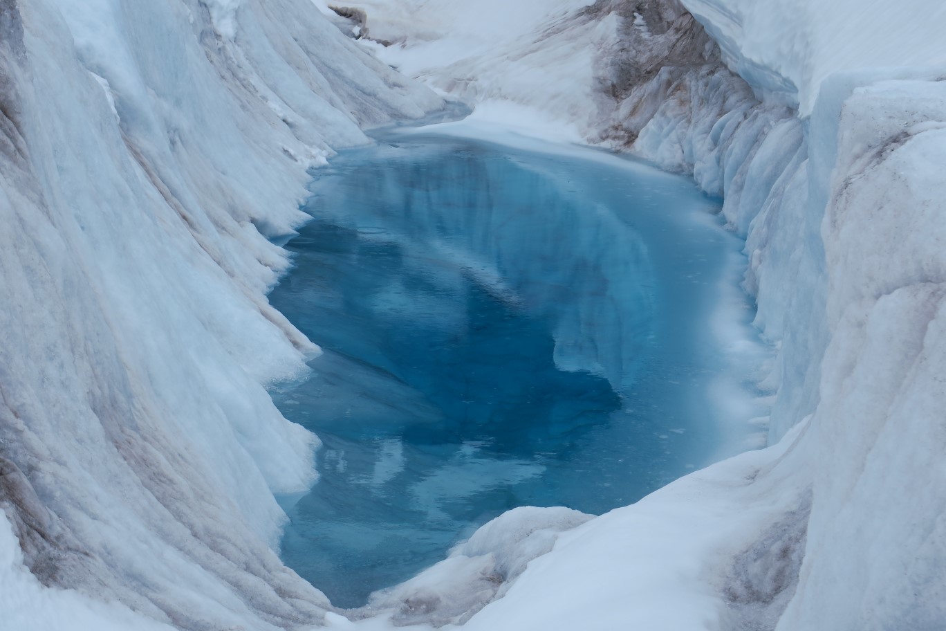 086-zoom_view_of_the_glacial_pool