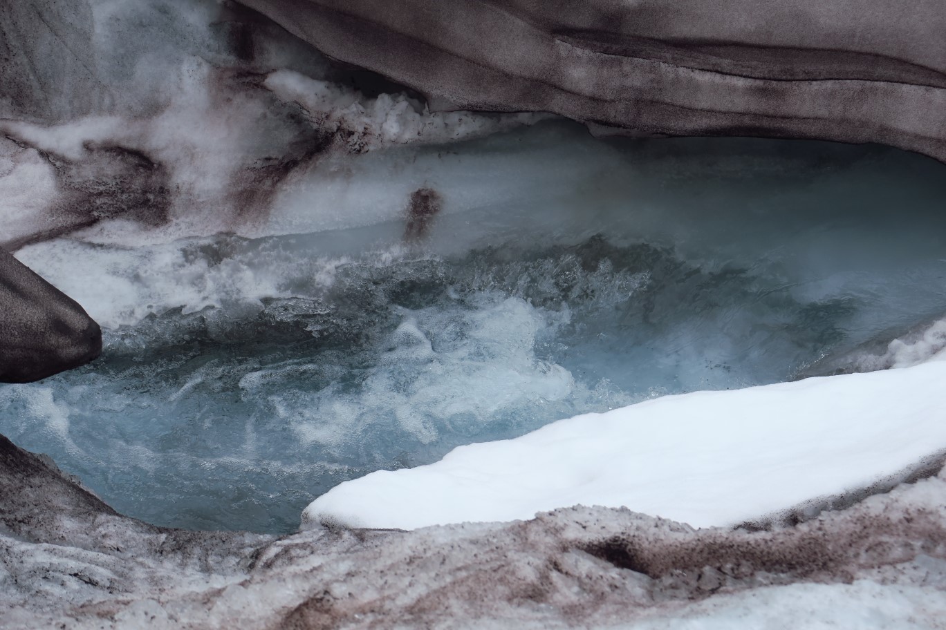 100-glacial_feature-glacial_river_flowing_on_the_surface