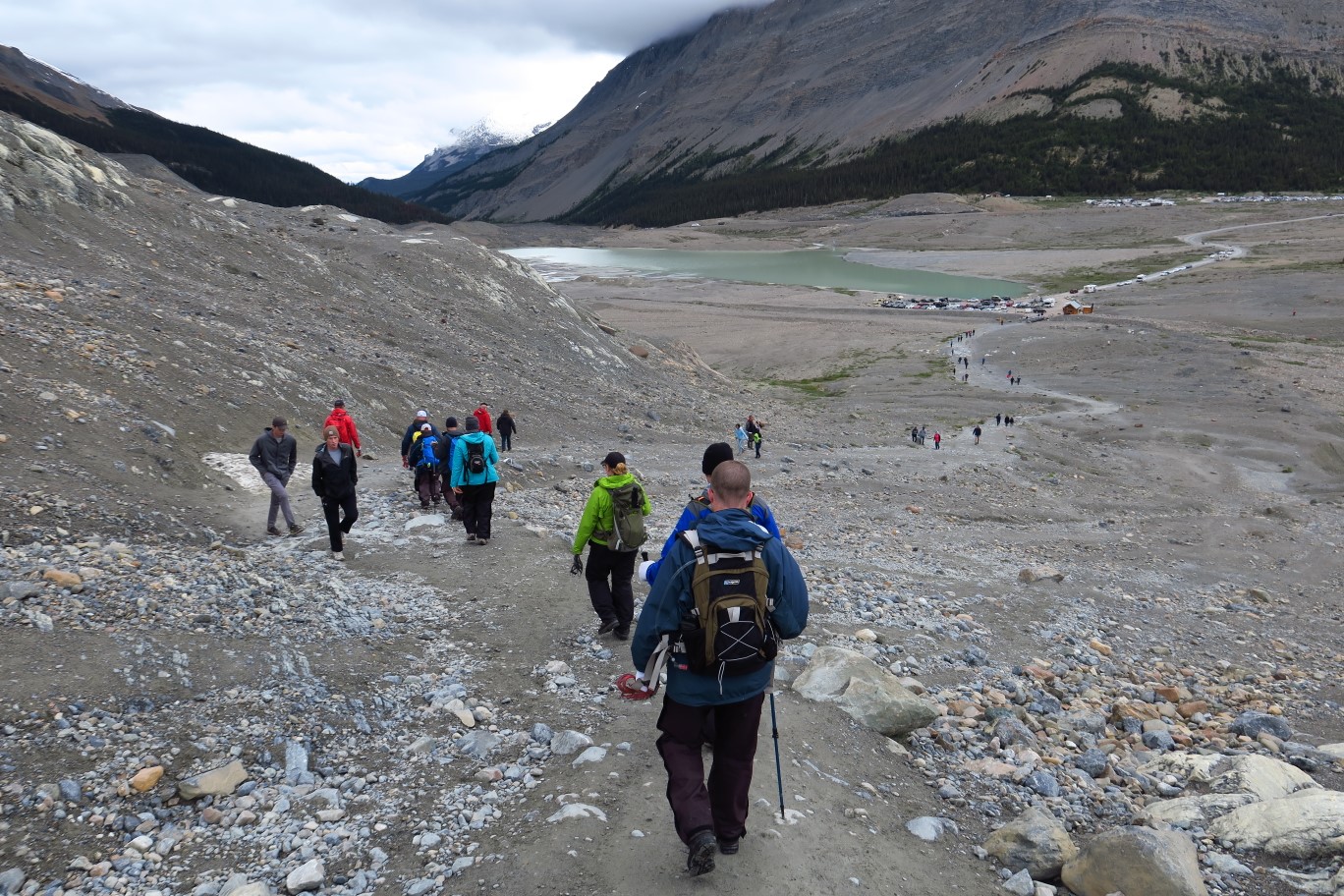 132-group_heading_back_to_the_parking_lot-great_tour