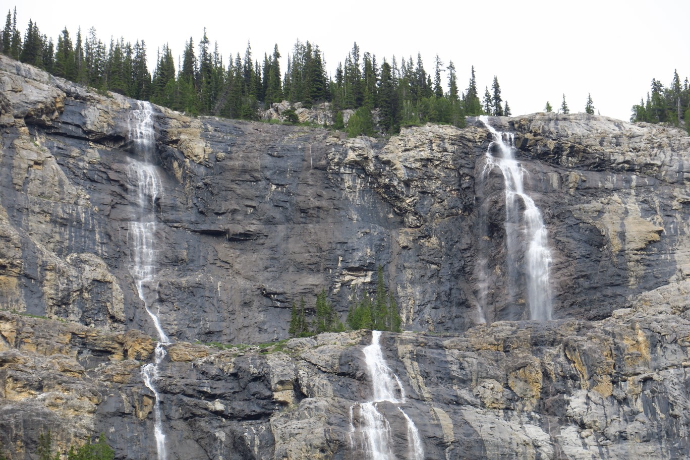 160-zoom_of_cascading_waterfalls